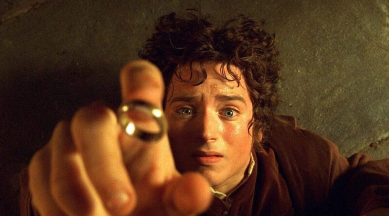 Frodo com o Um Anel acima da sua mão, novo filme do Senhor dos Anéis em produção